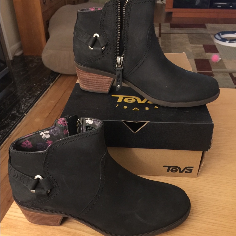 Teva Foxy leather bootie size 8